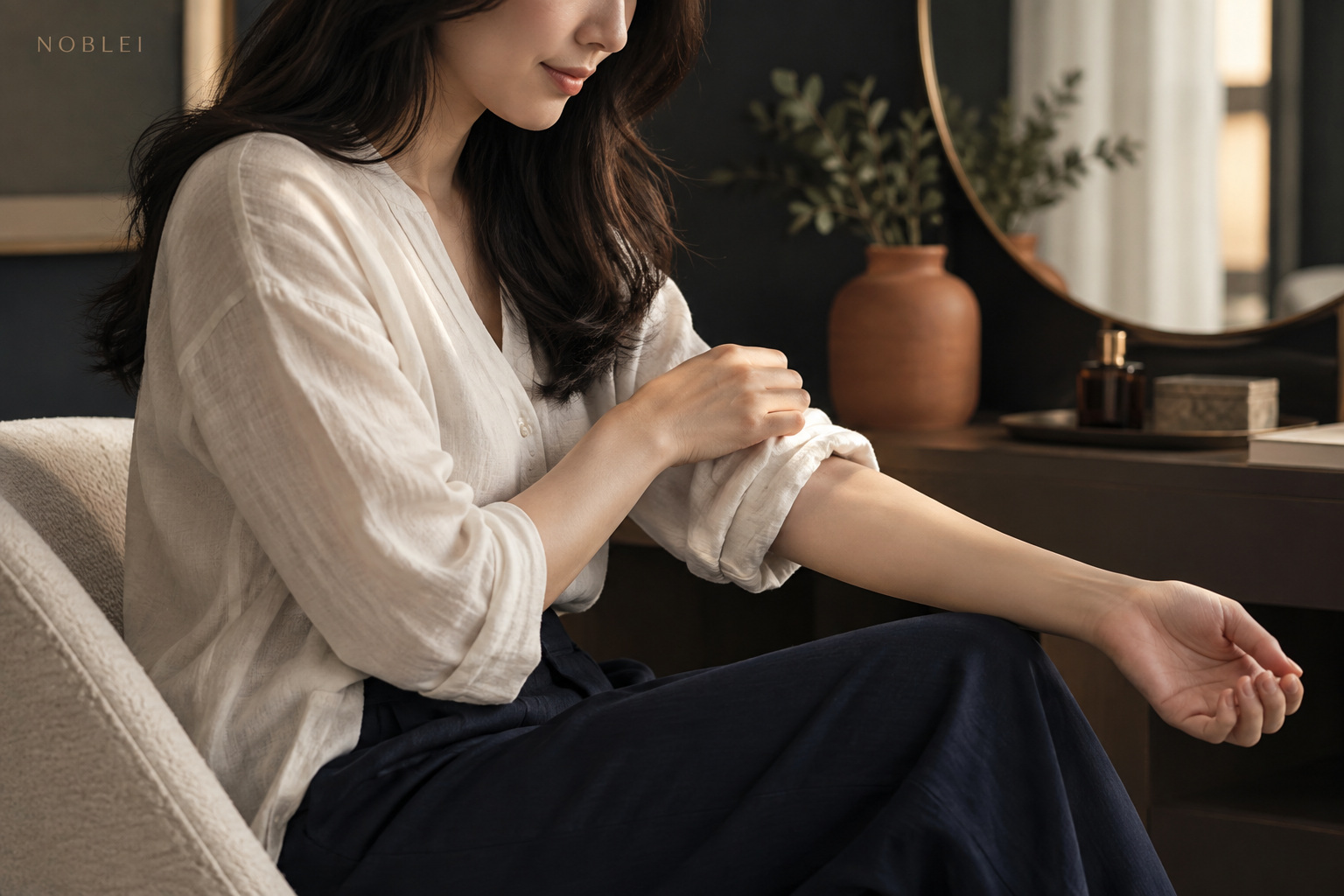 집에서 소매를 걷으며 팔의 피부 상태를 살펴보는 성인